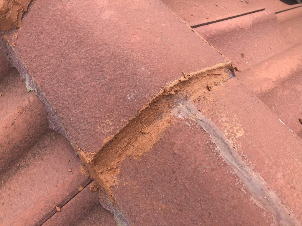 Completed pointing to repair a crack in the roof tile cement