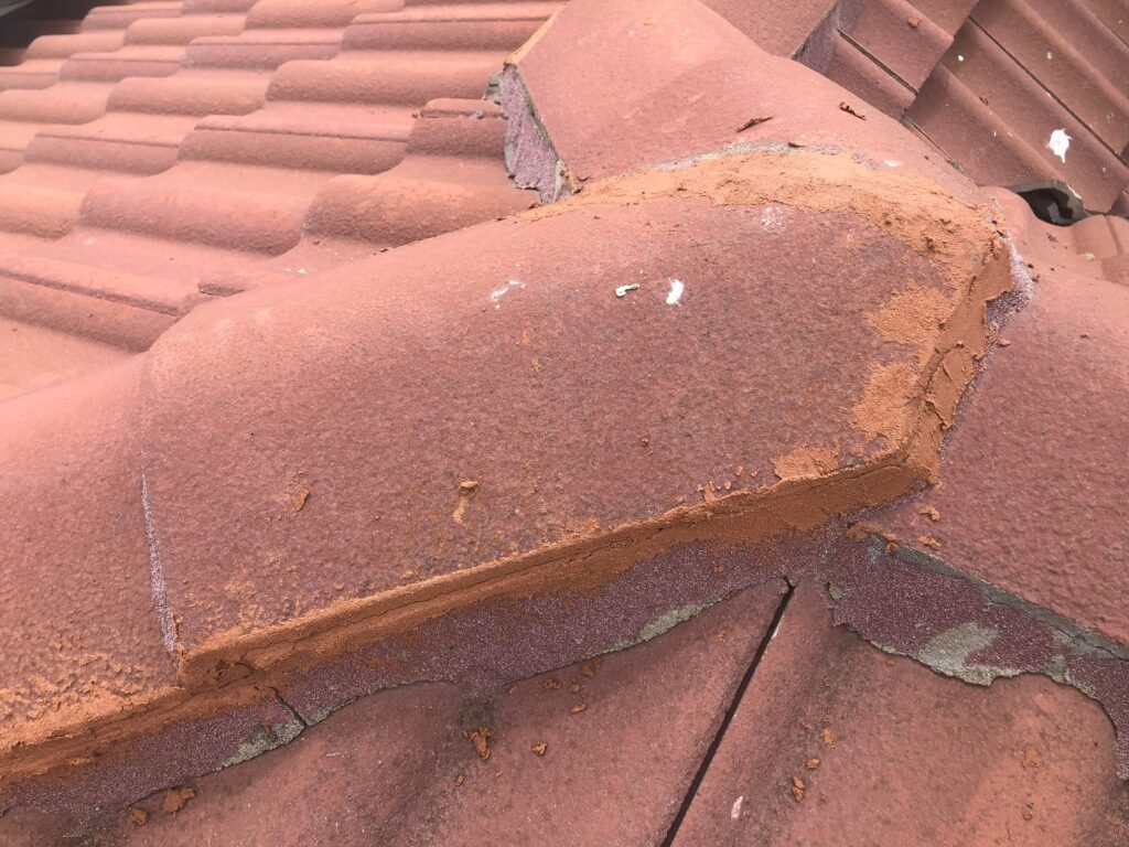 Completed pointing to repair cracks in the roof tile cement