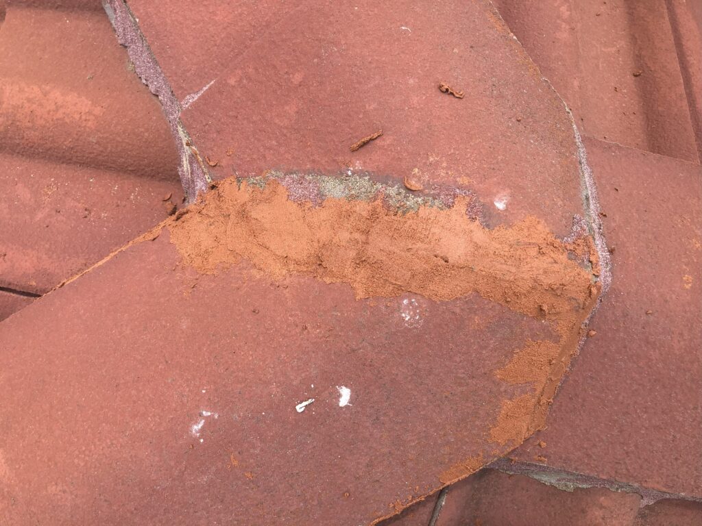 Completed pointing to repair cracks in the roof tile cement