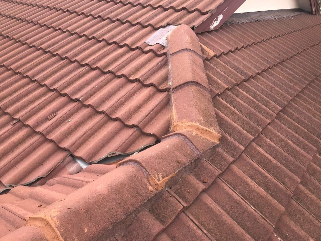 Completed pointing to repair cracks in the roof tile cement