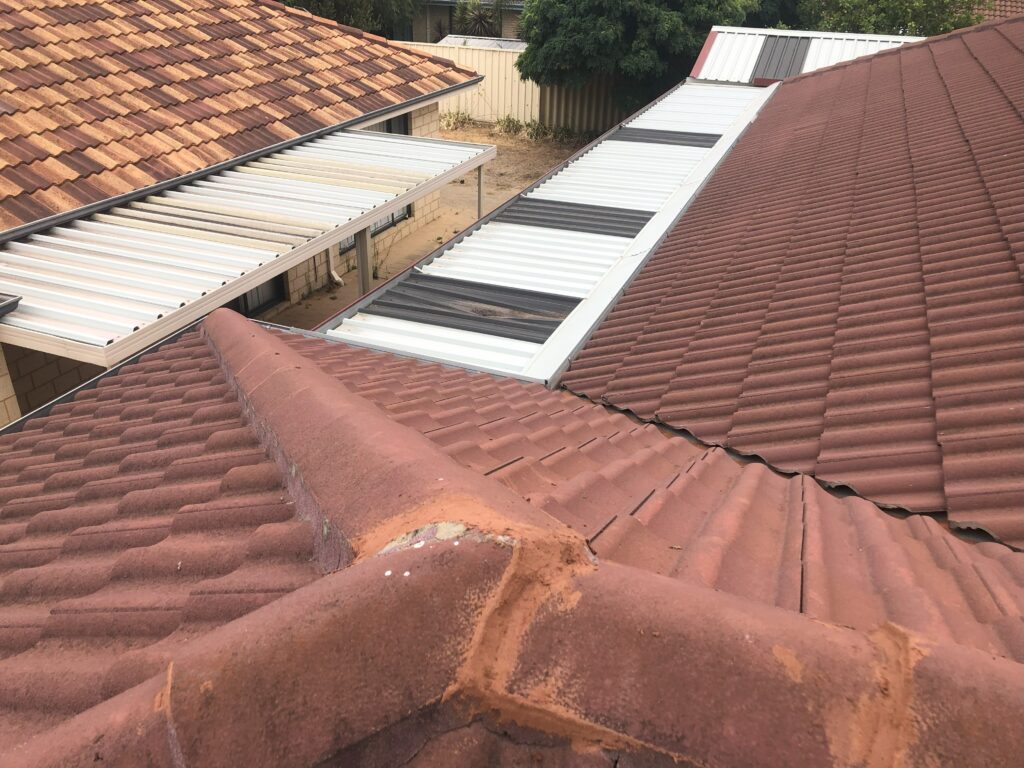 Completed pointing to repair cracks in the roof tile cement